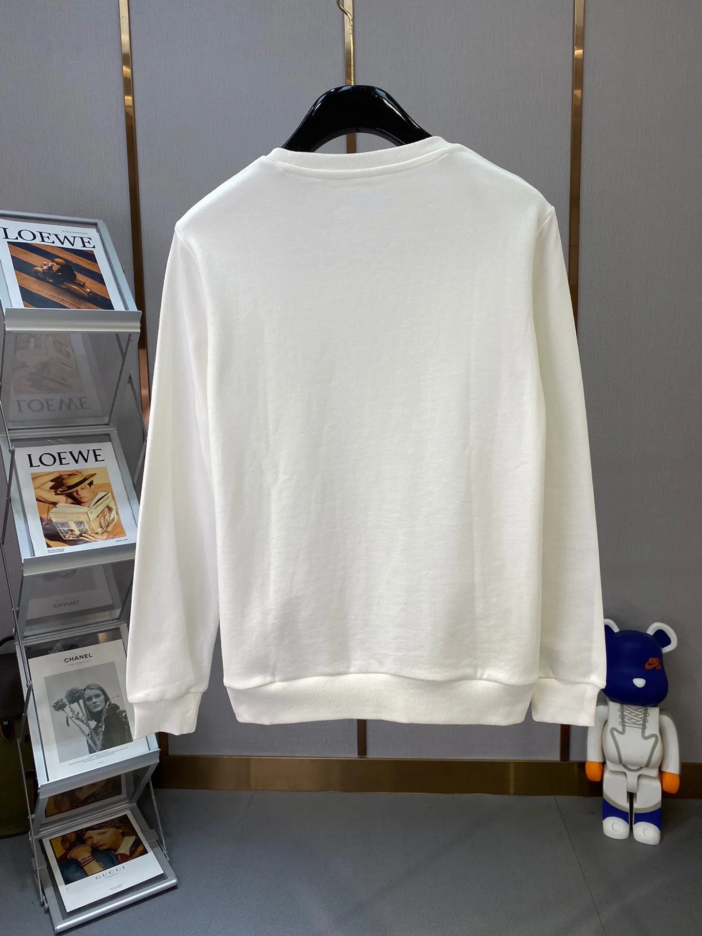 🅿️220 brand [LV Louis Vuitton] (good news for fat people) 2025ss autumn latest long-sleeved round-neck sweatshirt, on sale simultaneously on the official website. Refreshing and breathable. Made of top Tencel Roman. Comfortable and soft. 3D three-dimensional clarity. Super fashion sense. Great for gifting and keeping for yourself. Size: M-5XL (can wear up to 220 pounds)